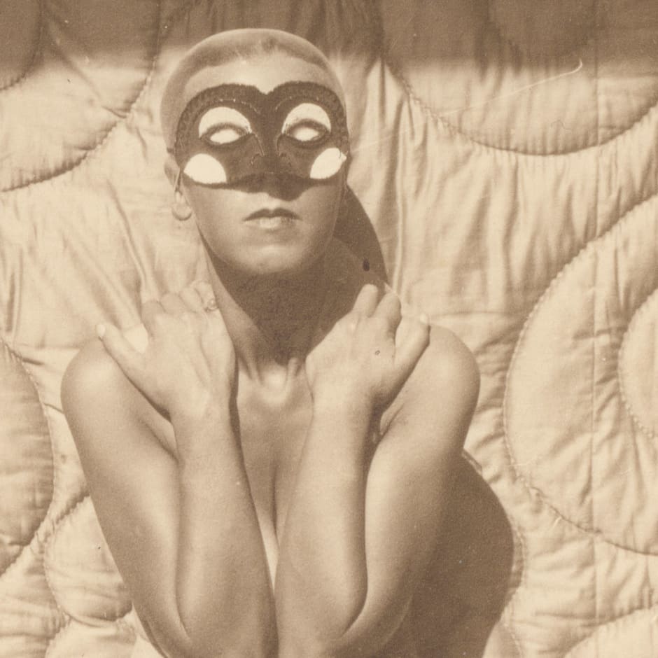 claude_cahun_masked_pose