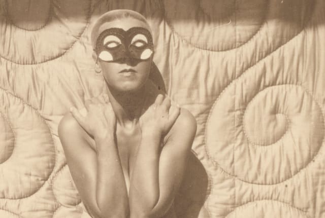 claude_cahun_masked_pose