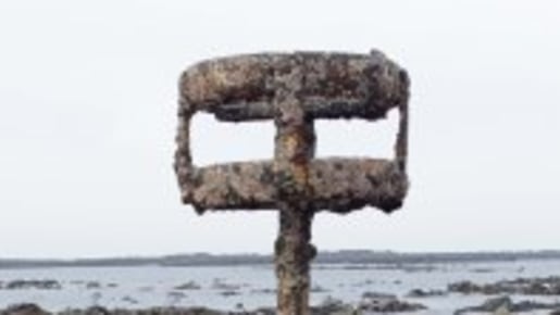 Metal marker in the sea bed